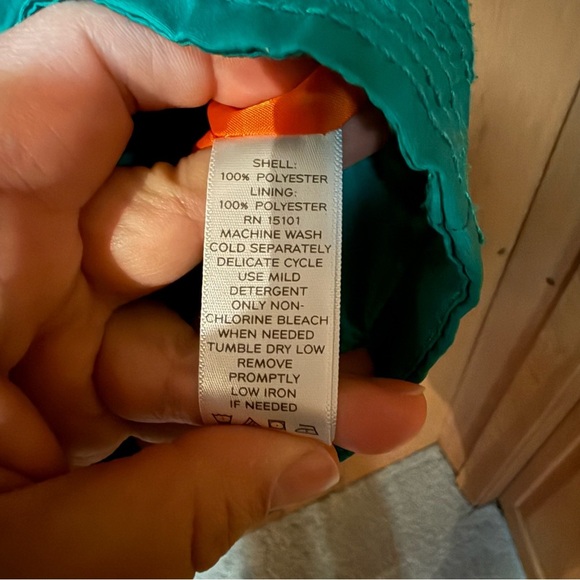 Susan Graver Green Hooded Water Resistant Windbreaker- Size Small - Picture 6 of 8